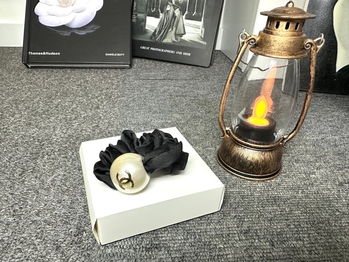 샤넬뷰티 진주 CC로고 헤어슈슈 상품이미지4