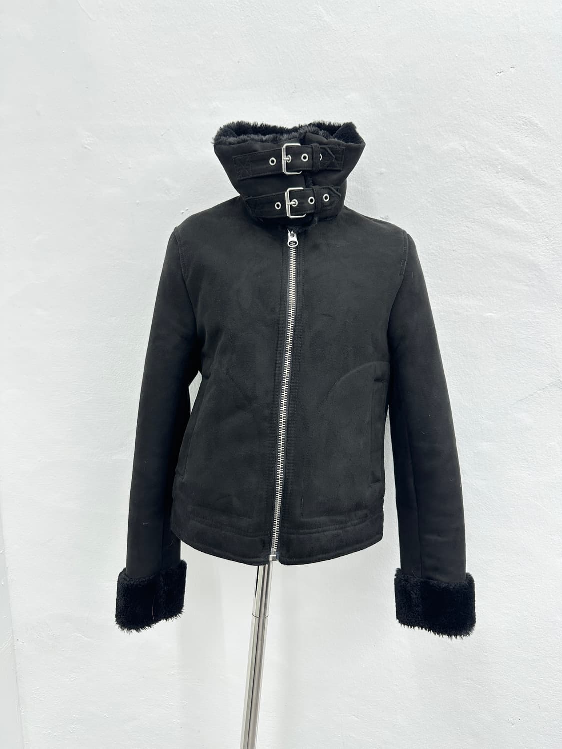 DIVIDED x H&M black fur buckle mustang 상품이미지3