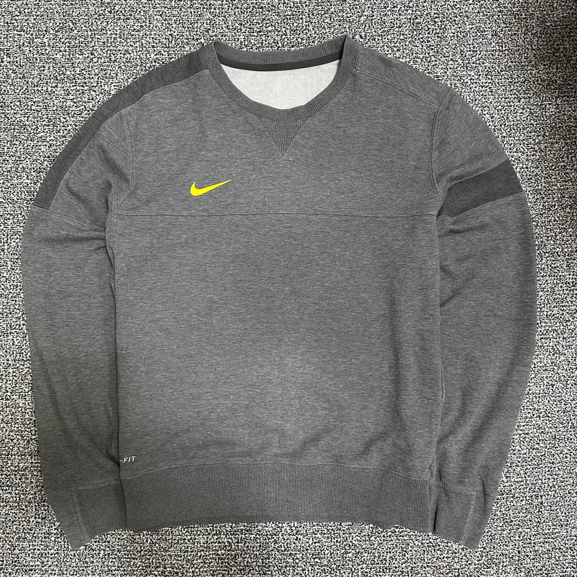 (110) 나이키 드라이핏 맨투맨 회색 상품이미지1