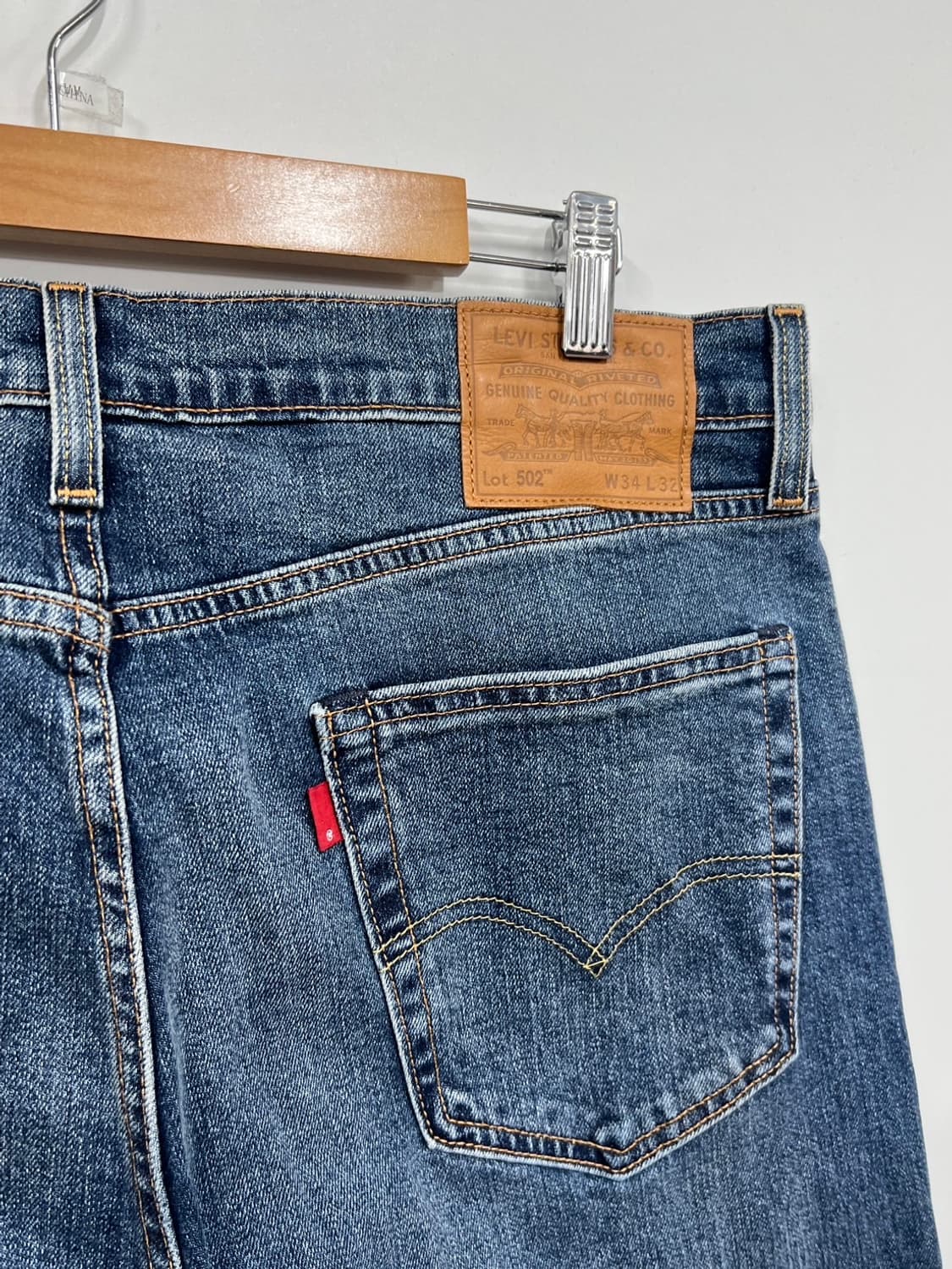 리바이스 502 프리미엄 레귤러 테이퍼드 핏 데님 팬츠 상품이미지2