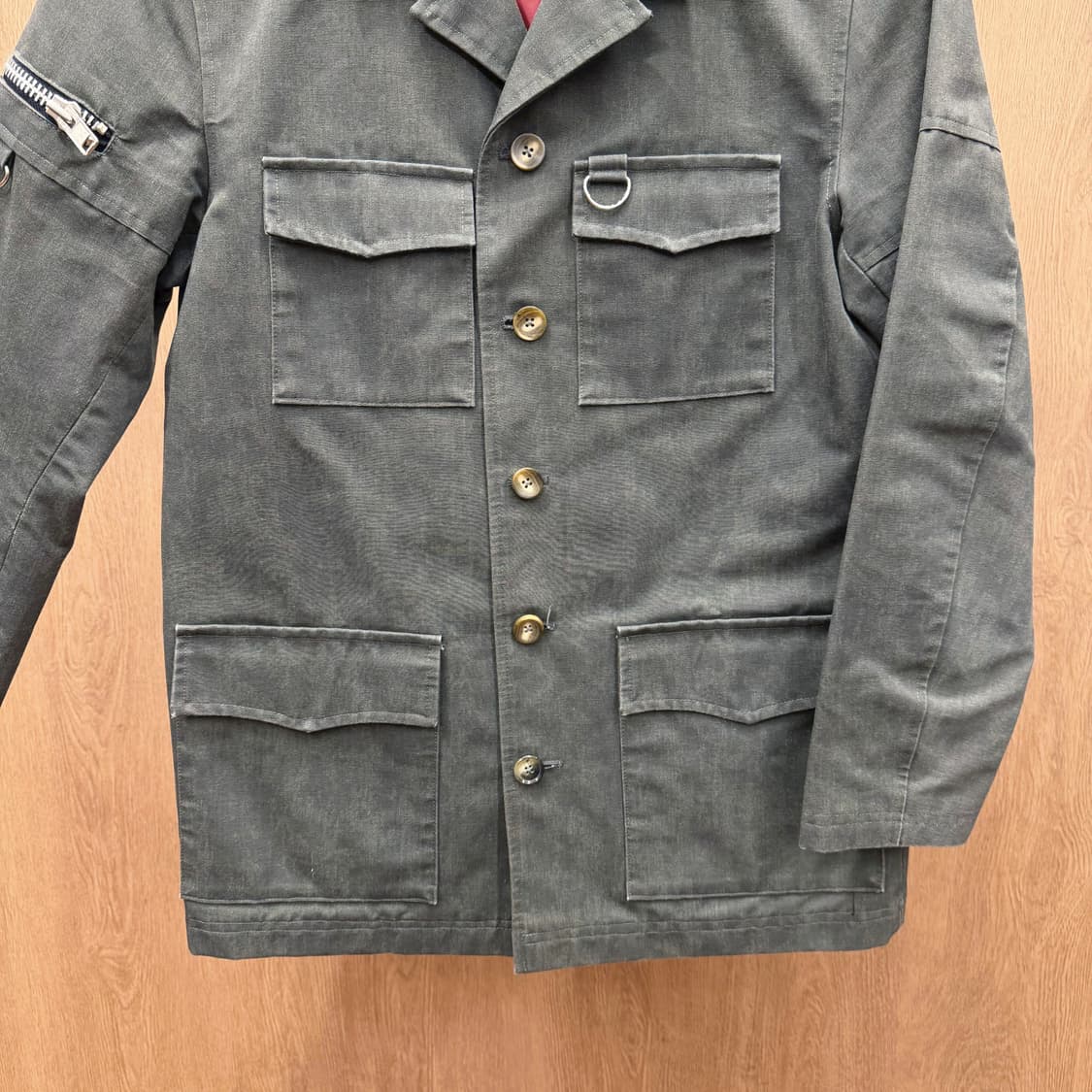 식스 새디즘 밀리터리 필드 자켓 D-링 스트랩 지퍼 포켓 디테일 카키 상품이미지5