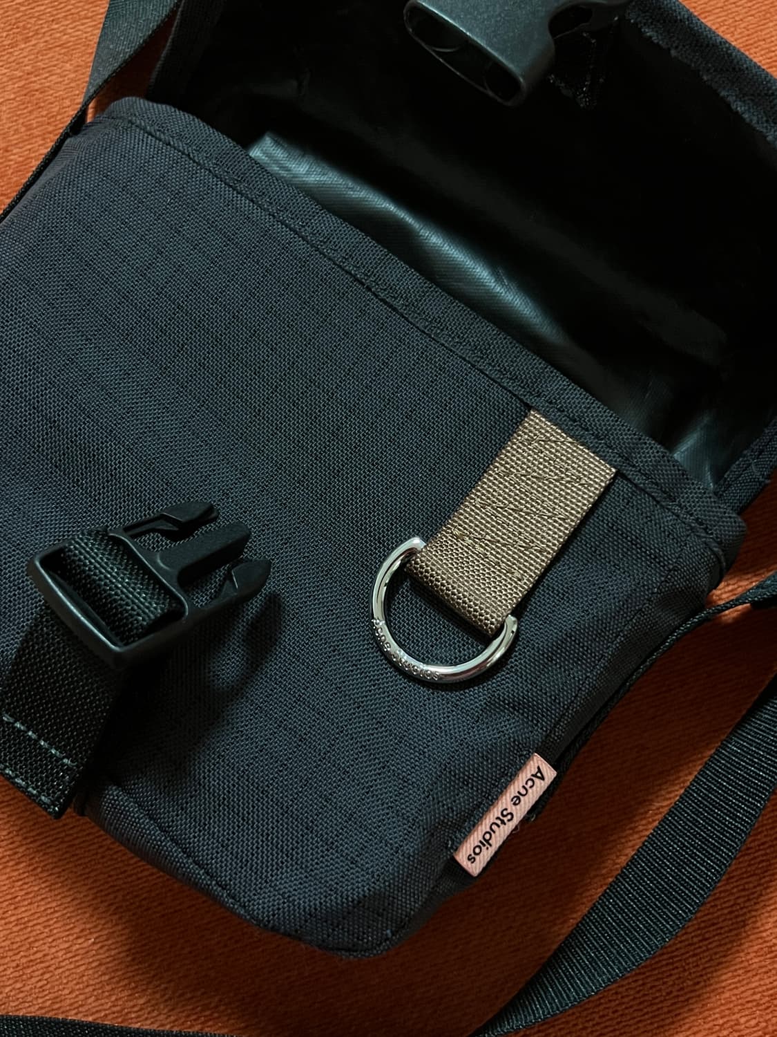 아크네 스튜디오 스웨이드 트림 폴드오버 플랩  미니 크로스백 상품이미지3