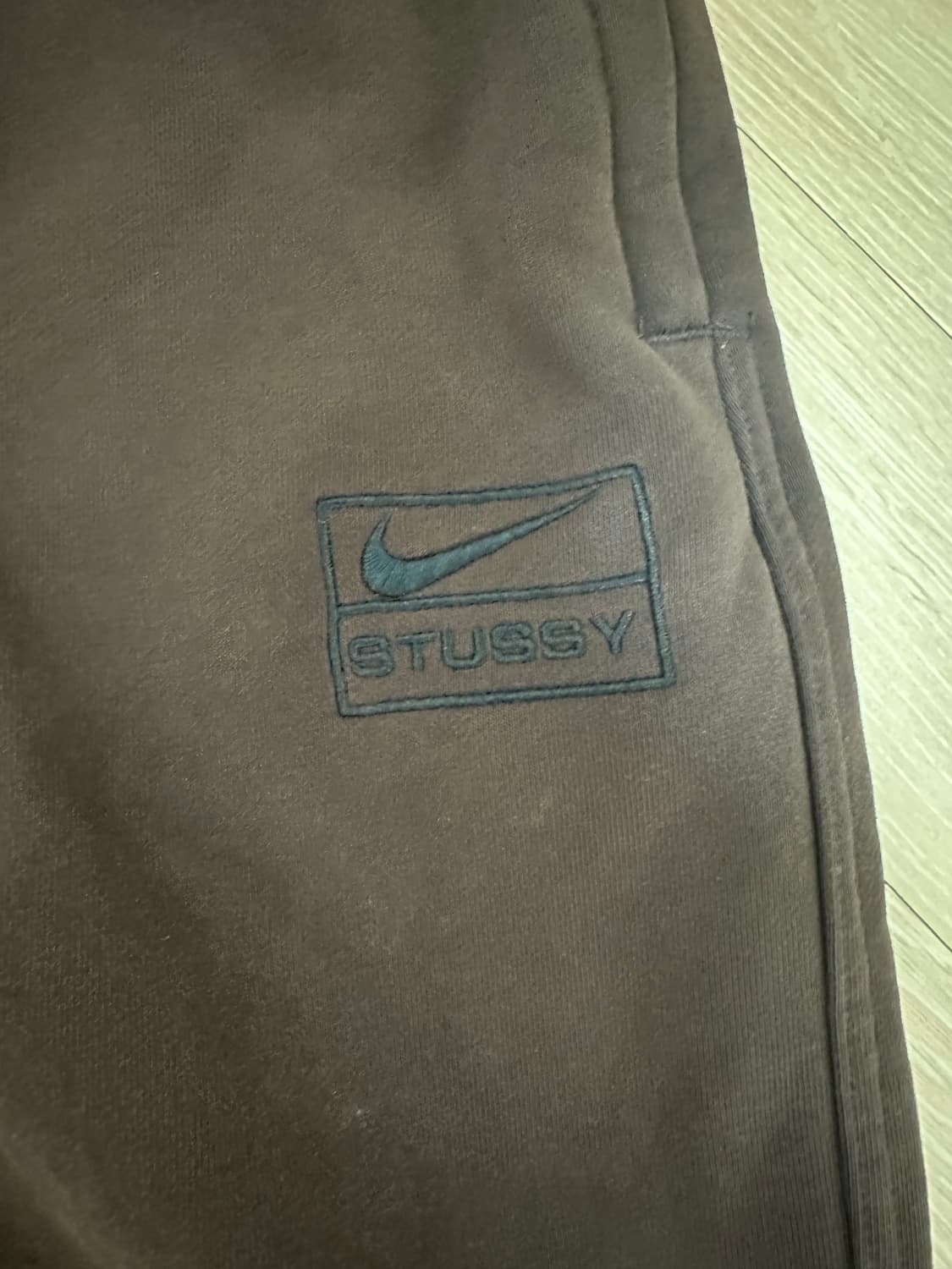나이키 x 스투시 스톤 워시드 플리스 팬츠 다크 신더 상품이미지4