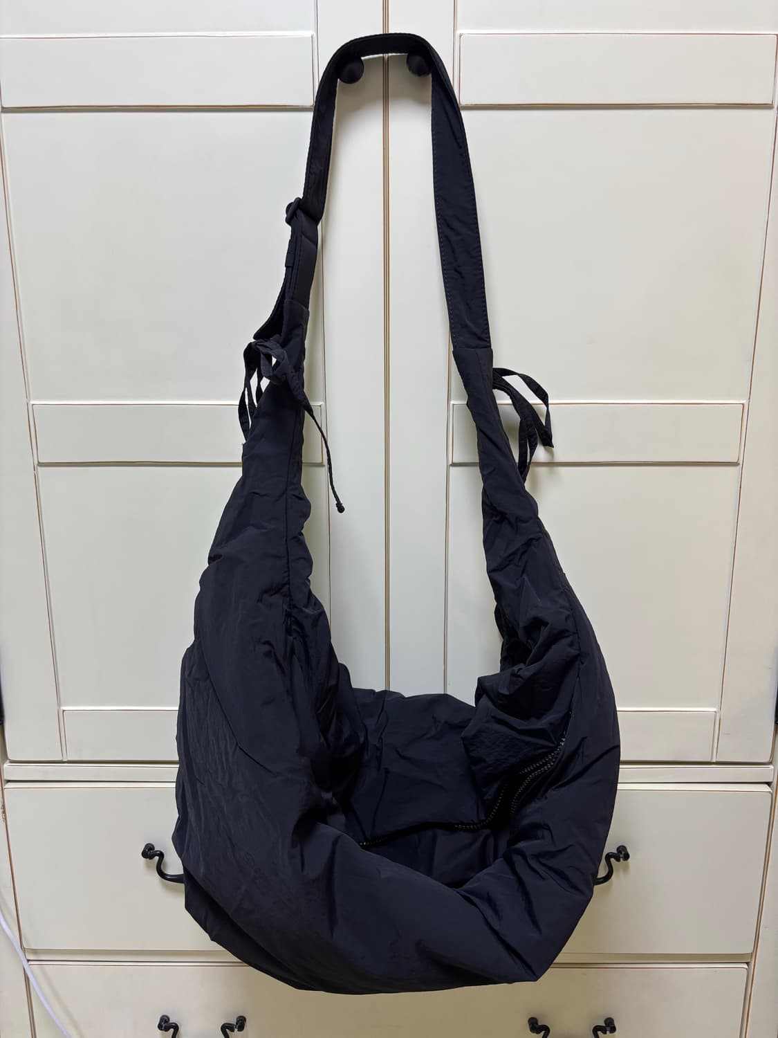 코스 캐노피 나일론 크로스바디백 블랙 상품이미지3