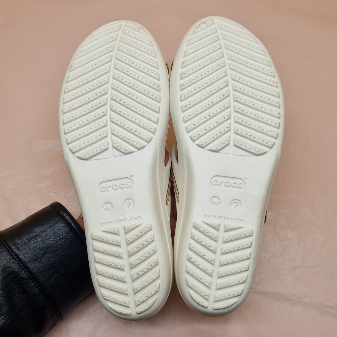 크록스 산라 메탈블록 스트랩 웨지 샌들240 상품이미지3