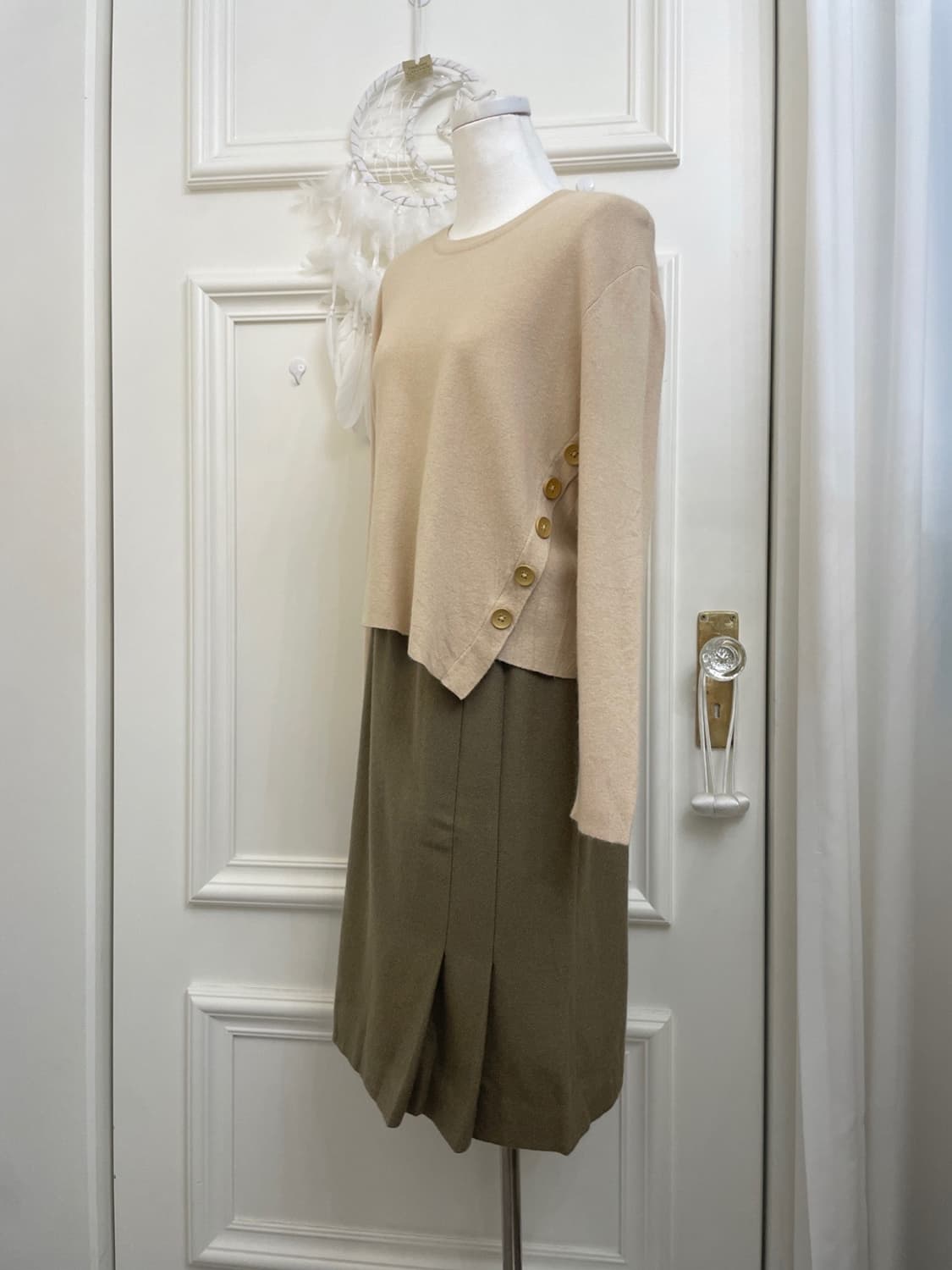 beige unbalance wood button soft knit to 상품이미지2