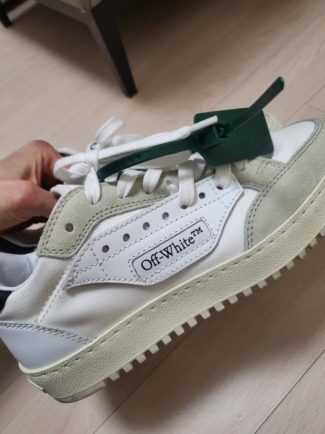 오프화이트 스니커즈 240 상품이미지1
