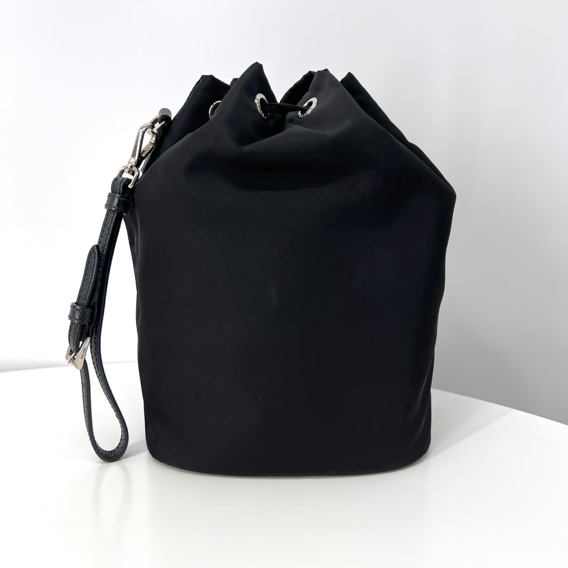 프라다 나일론 버킷 파우치 블랙 (1NS369) 상품이미지4