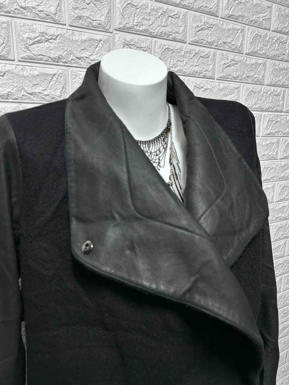 띠어리 울 드레이프 코트 레더 디테일 상품이미지5