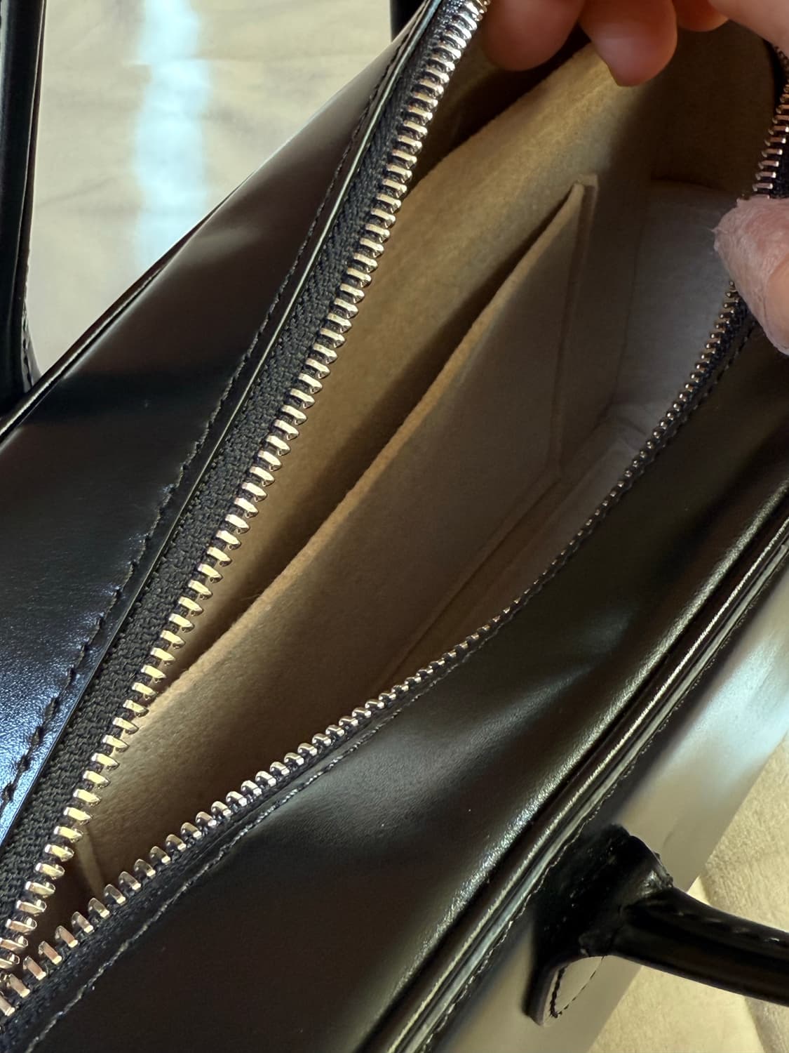 투티에 로케백 스몰 블랙 토트백 상품이미지3