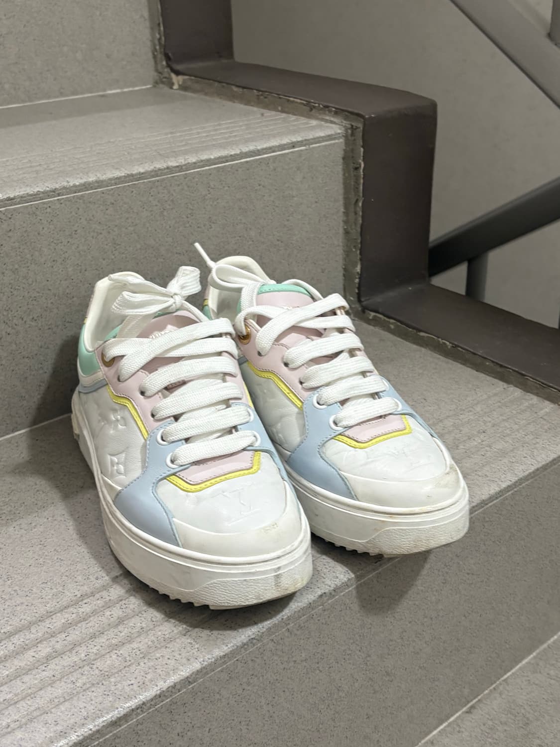 백프로 정품) 루이비통 멀티컬러 파스텔 타임아웃 스니커즈 상품이미지3