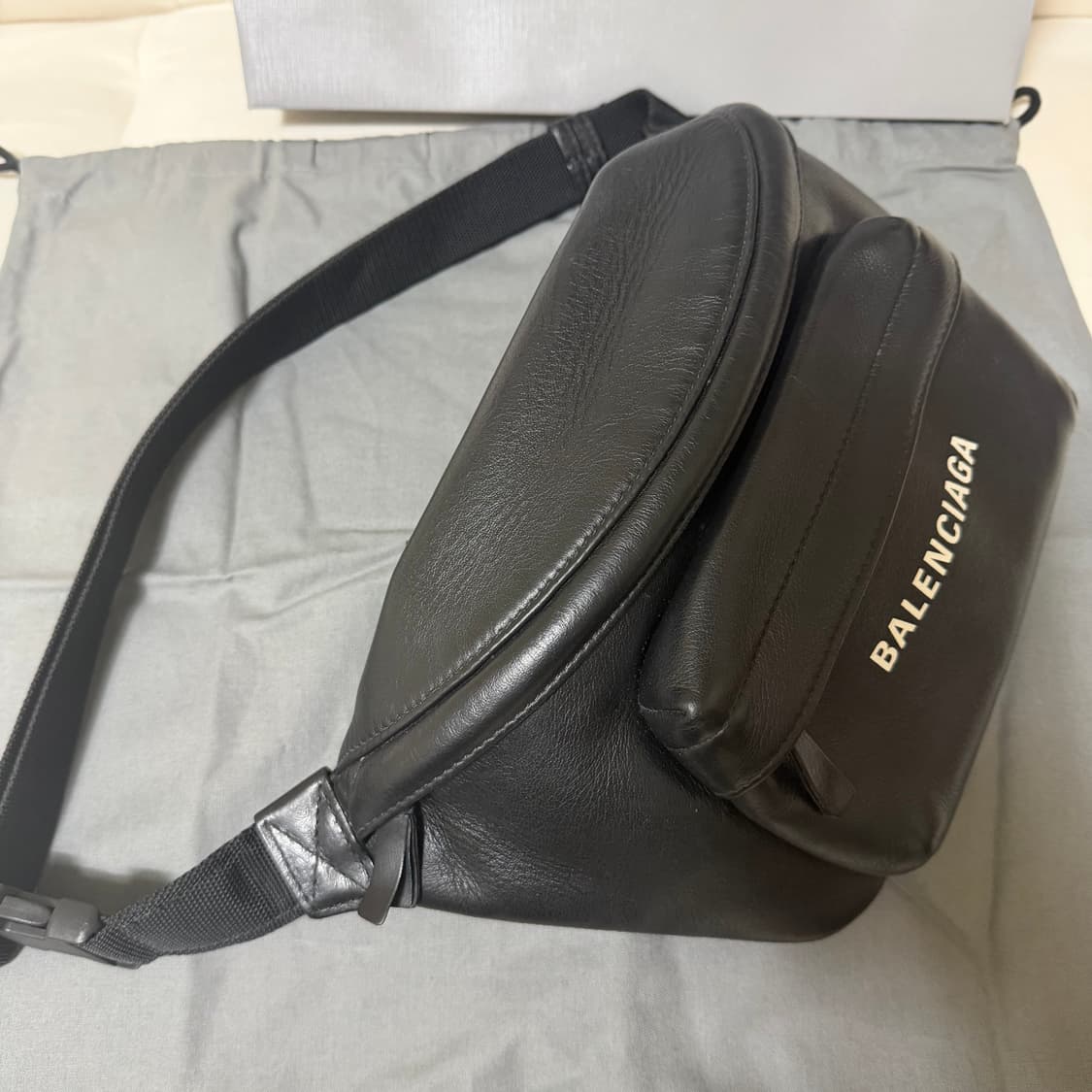 발렌시아가 에브리데이 카프스킨 벨트백 풀박 상품이미지2