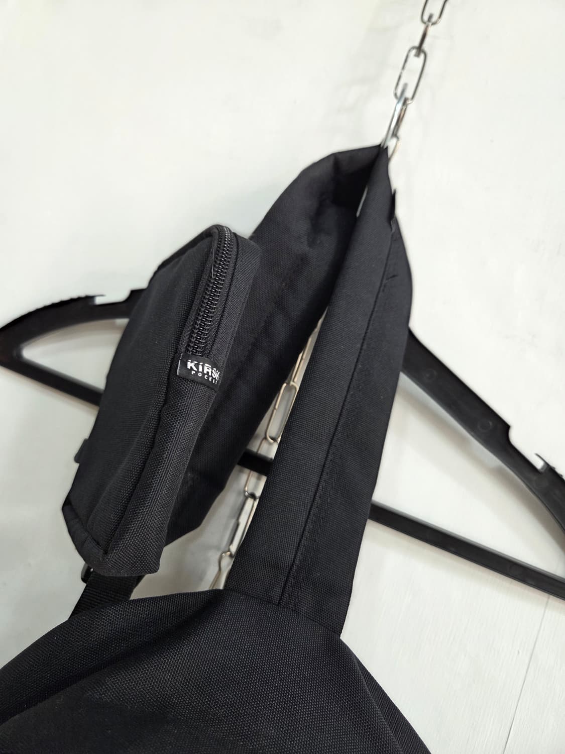 키르시 포켓 테크니컬 슬링백 블랙 상품이미지3