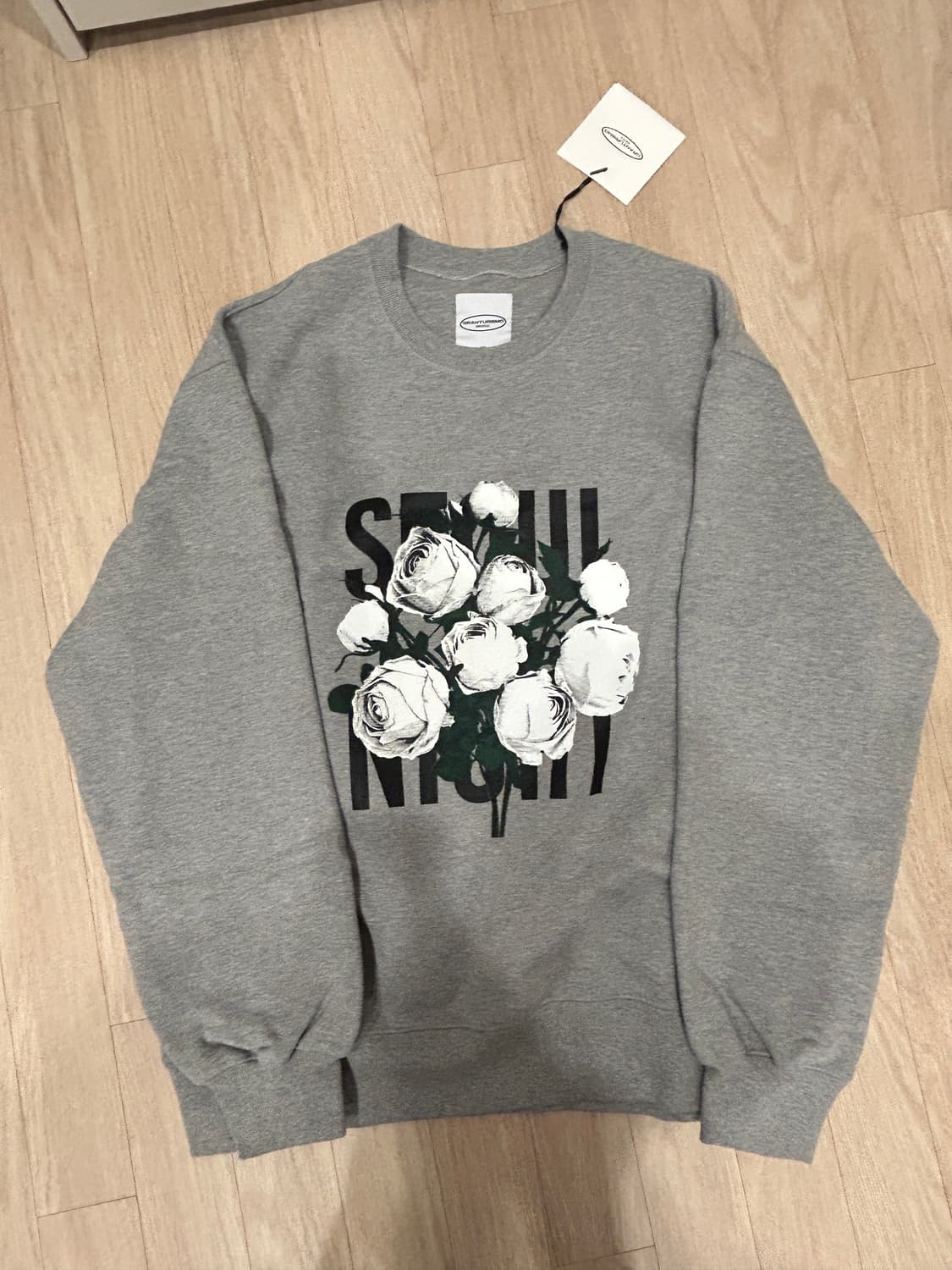 그란투리스모 서울 나이트 플라워 발색 그레이 맨투맨 XL 상품이미지6