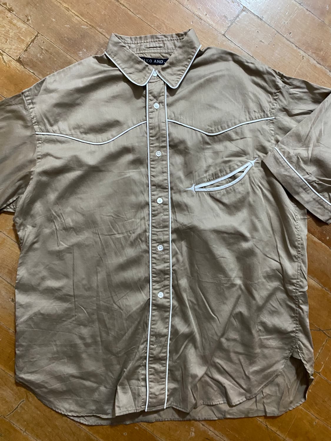 NIKO AND... 베이지 파이핑 반팔 셔츠 4 (105) 상품이미지1