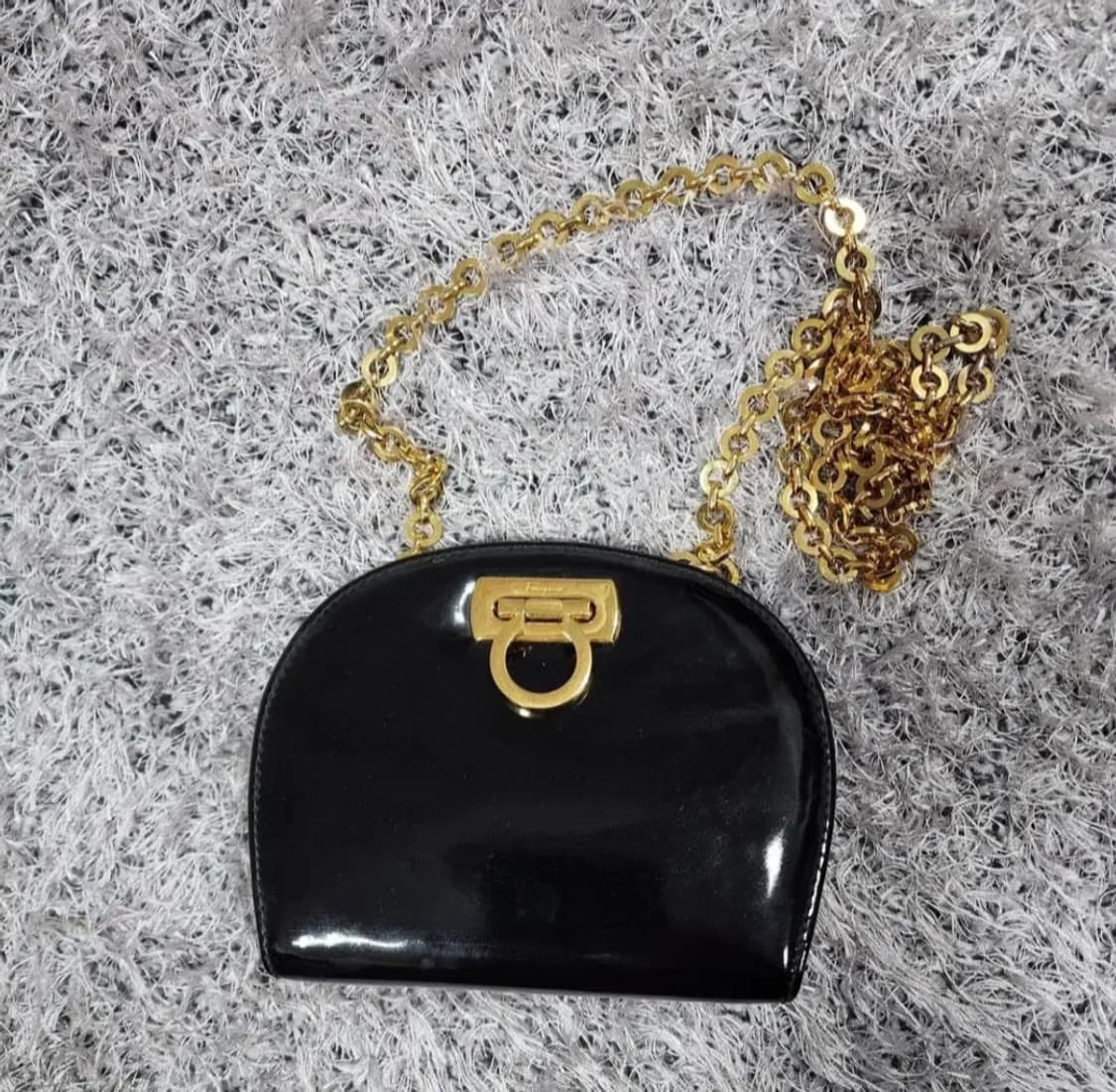 페라가모 페이턴트 미니 체인 크로스백 상품이미지1