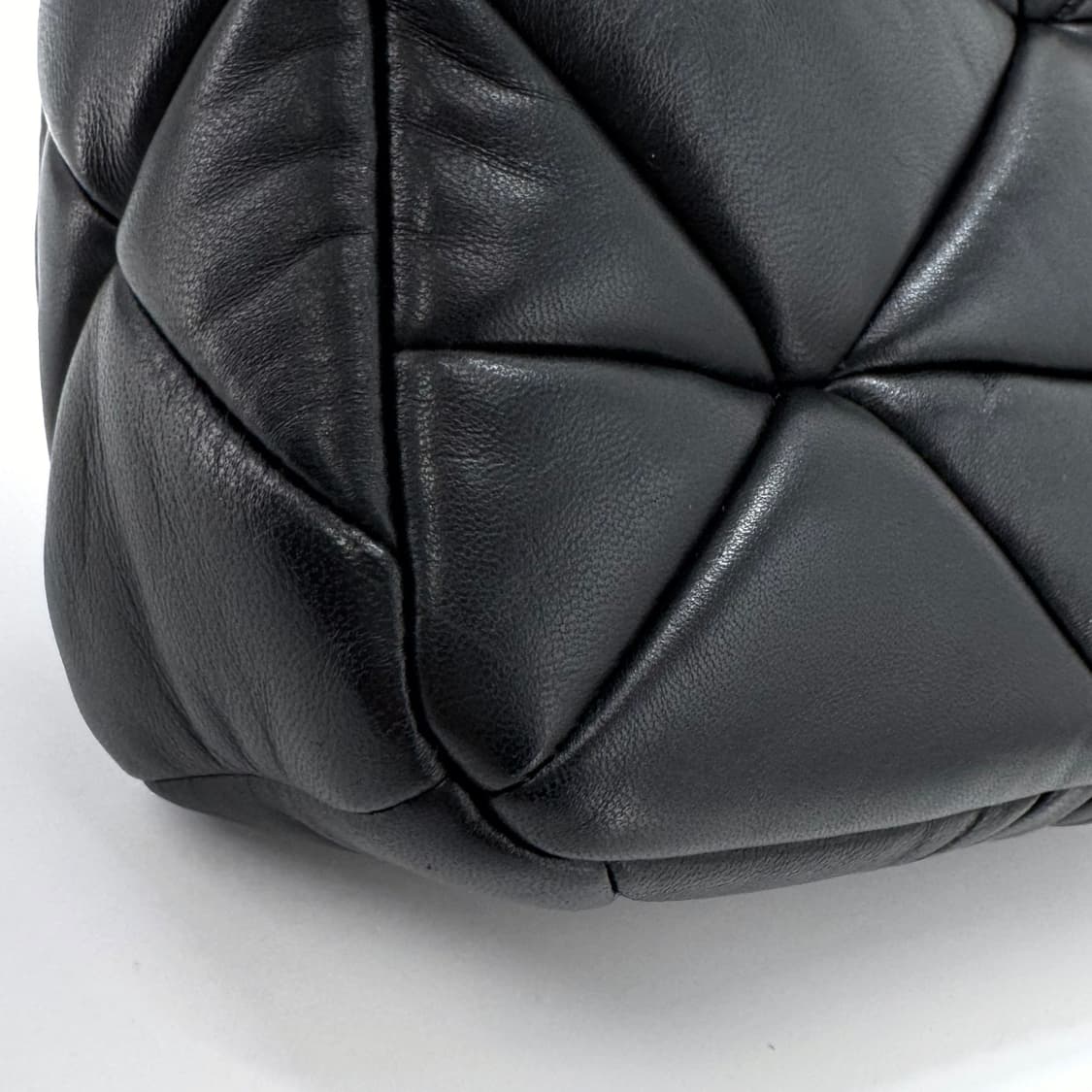 프라다 삼각로고 패디드 퀼팅 체인 숄더백 크로스백 블랙 (1BD292) 상품이미지9