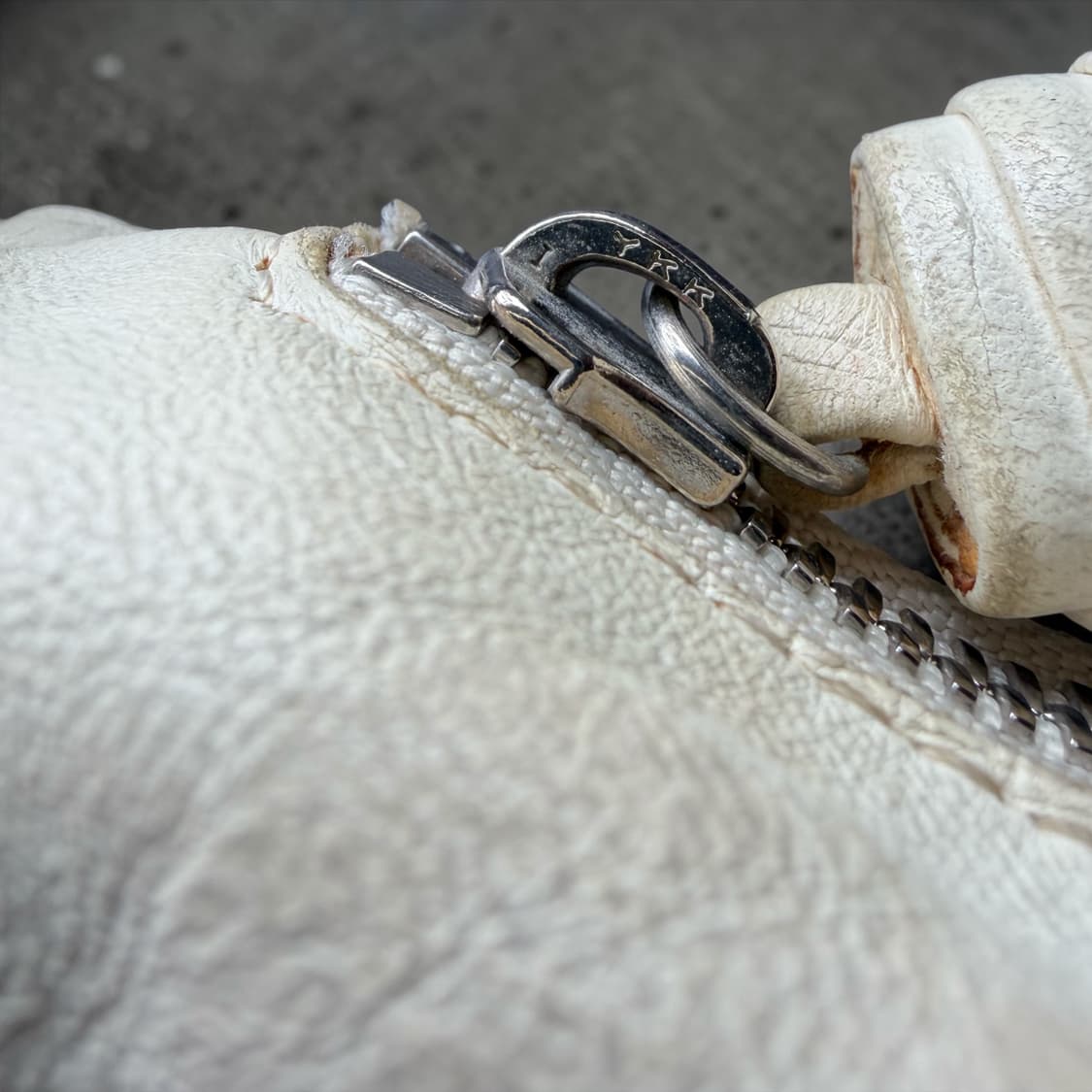 르메르 스몰 크루아상 나파 레더 크로스백 화이트 상품이미지9