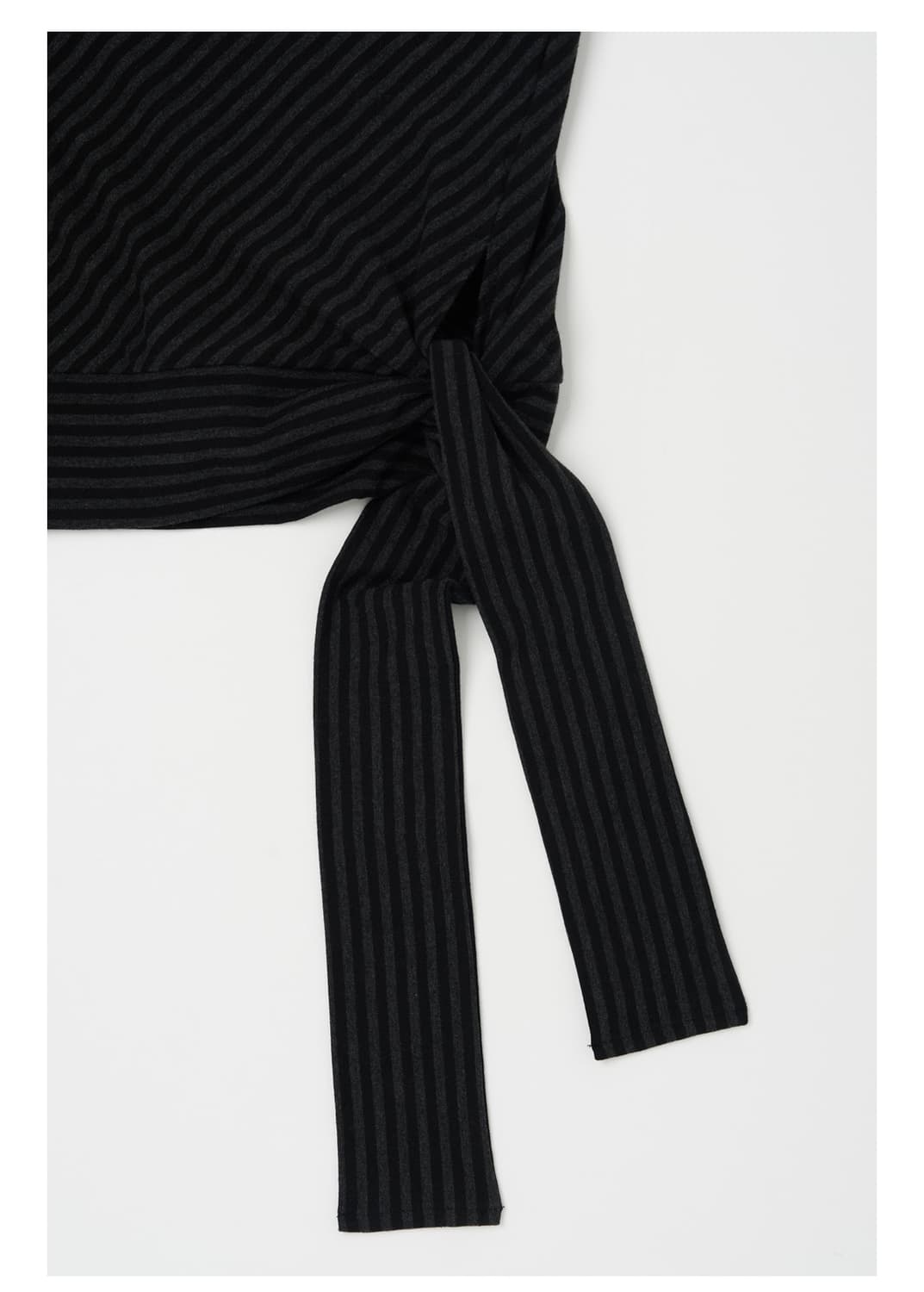 DIAGONAL STRIPE DETAIL TOP IN BLACK-GREY 상품이미지9