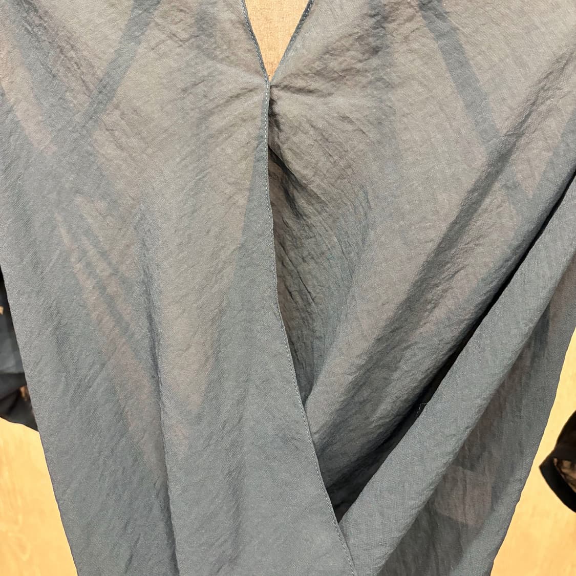  헬무트랭 시스루 블라우스 브이넥 밑단 셔링 소매 버튼 디테일 블랙 상품이미지6