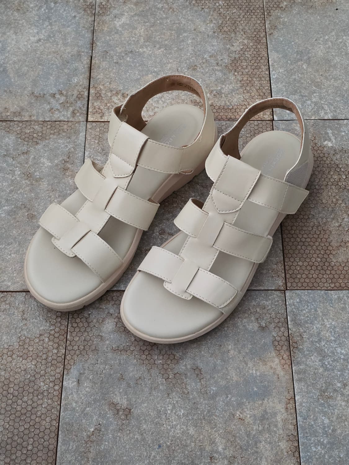 (240)락포트 애비 t 스트랩 샌들 상품이미지1