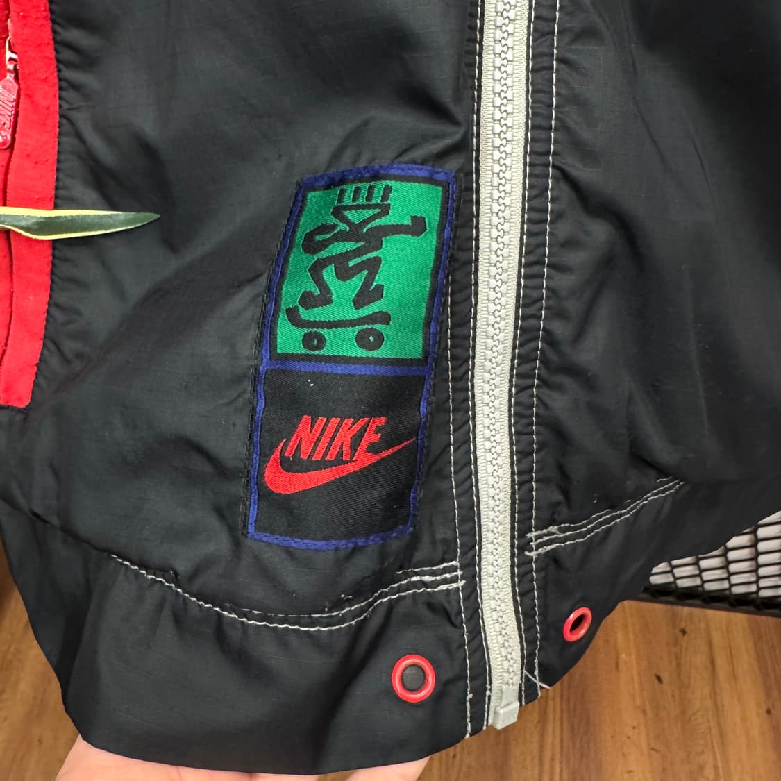 00s 나이키 올드스쿨 바람막이 후면 그래픽 로고 포인트 블랙 레드 상품이미지6