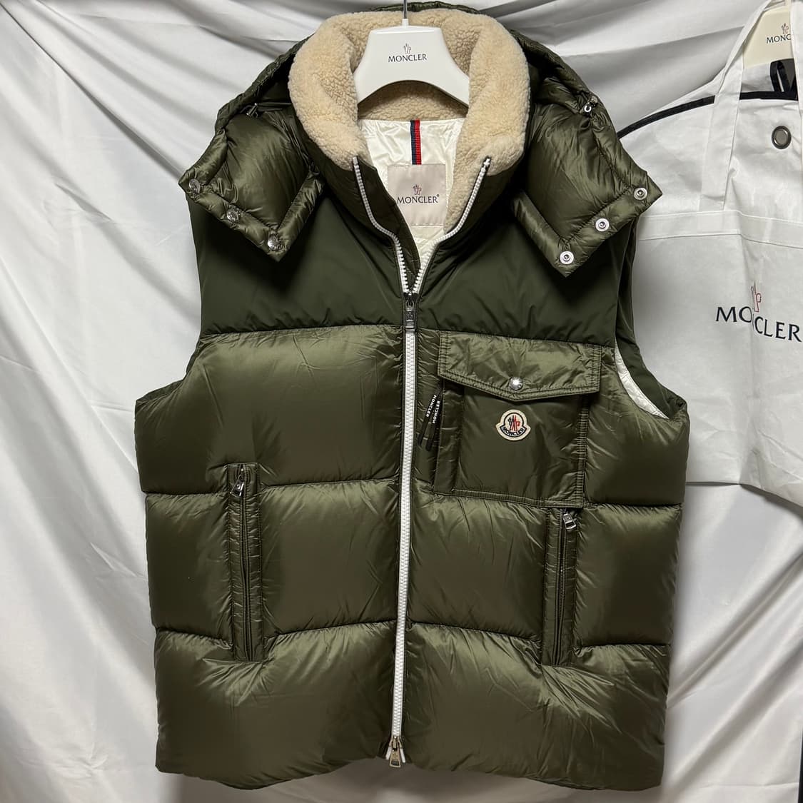 [S+급/5] 23FW 몽클레어 아우스트 질레 후드 조끼패딩 올리브 그린 상품이미지2