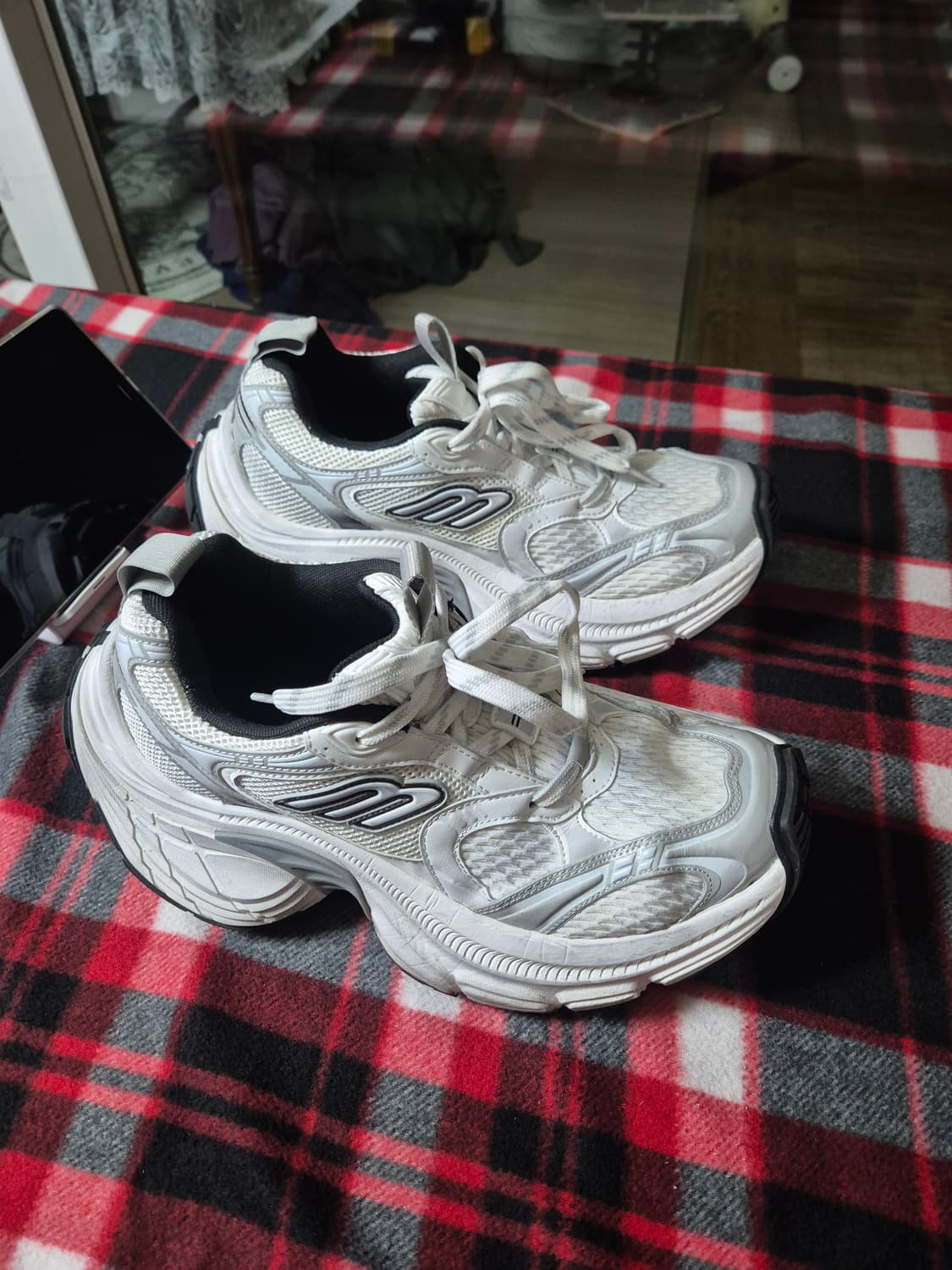 발렌시아가 10XL 화이트 43사이즈 팝니다 상품이미지1