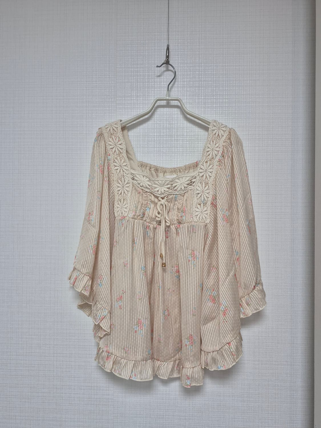 리즈리사 연베이지 잔꽃 스트라이프 블라우스 상품이미지1