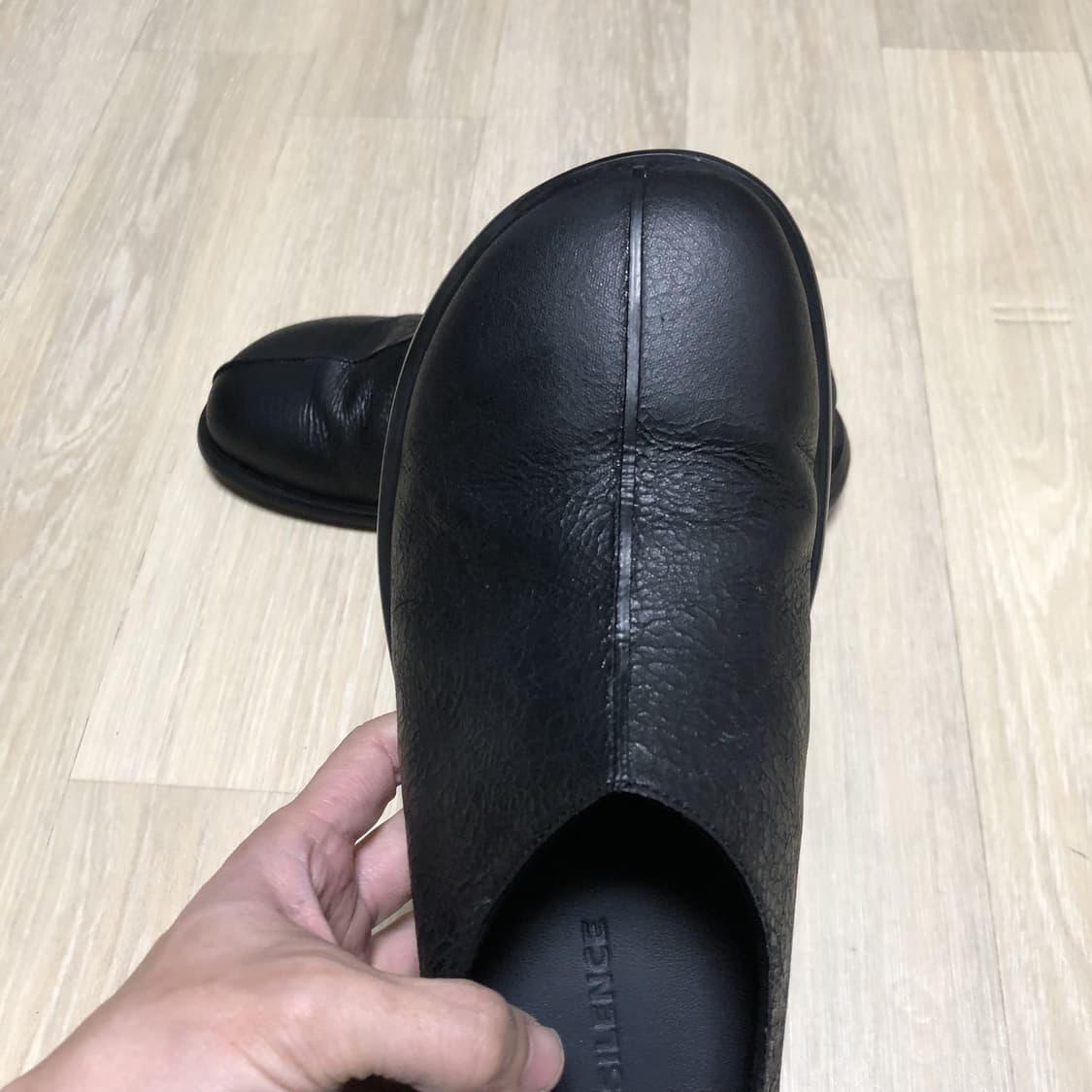 (250) 인사일런스 INSILENCE 크랙 레더 클로그 블랙  상품이미지7