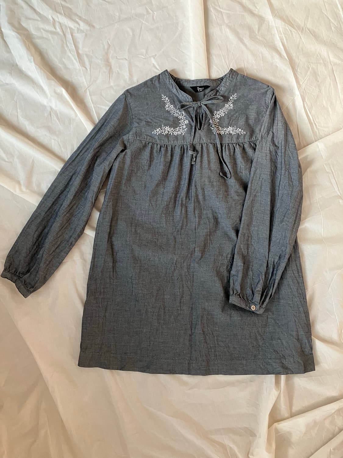 자수 디테일 긴팔 블라우스 상품이미지1