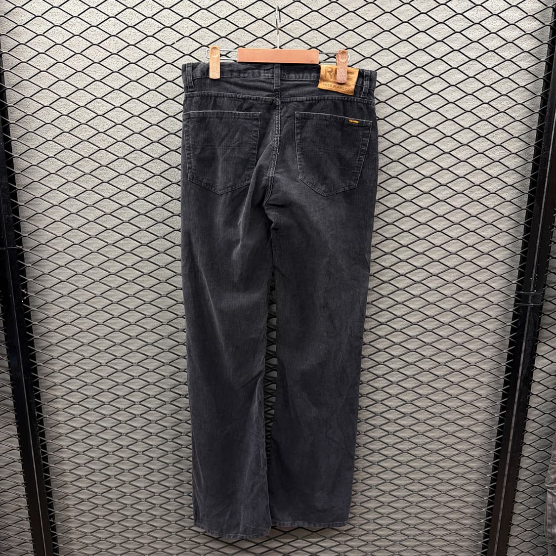 폴로진스 페이드 코듀로이 팬츠 가죽패치 부츠컷 디테일 블랙 상품이미지3