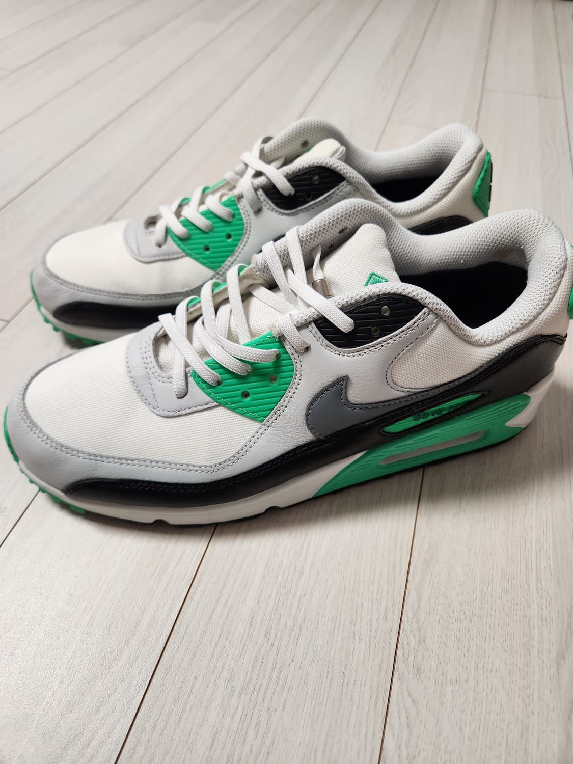 나이키 에어맥스 90 고어텍스 서밋 화이트 포톤 더스트 사이즈275

사 상품이미지2