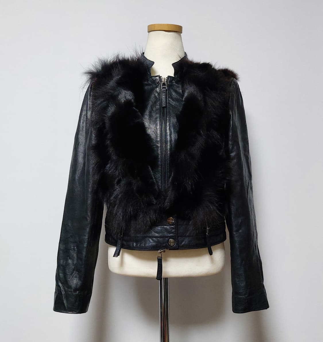 로보(ROBO) 천연 양가죽 폭스 퍼 숏자켓(66)

 상품이미지1