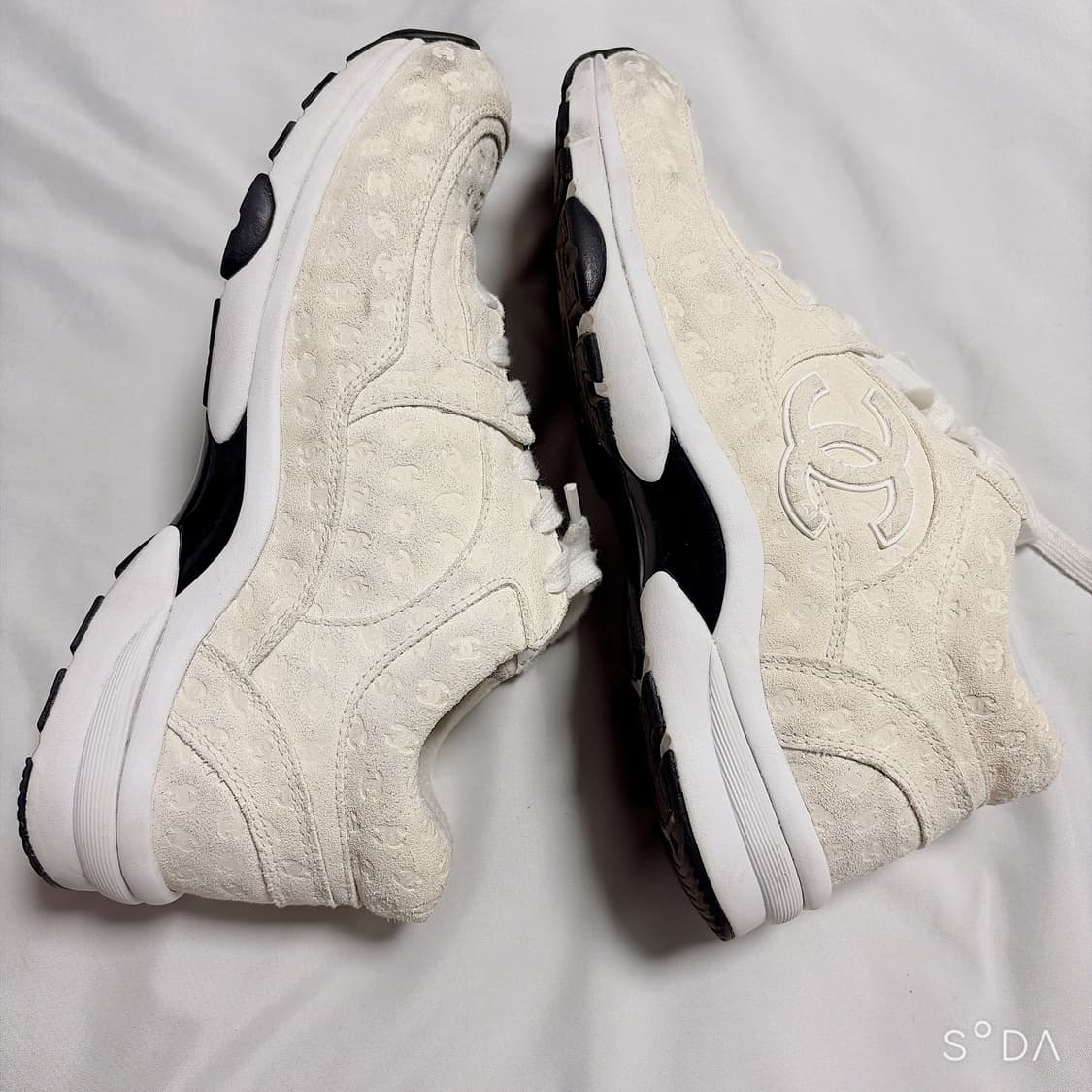 CHANEL 샤넬 CC로고 플레이 올오버 스웨이드 스니커즈 38.5 상품이미지6