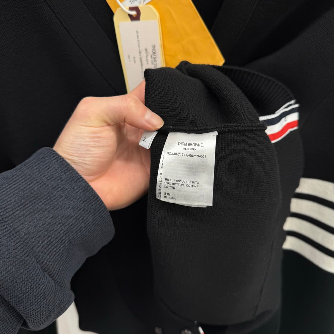 [25년9월구매/2] 톰브라운 밀라노스티치 가디건 블랙 상품이미지5