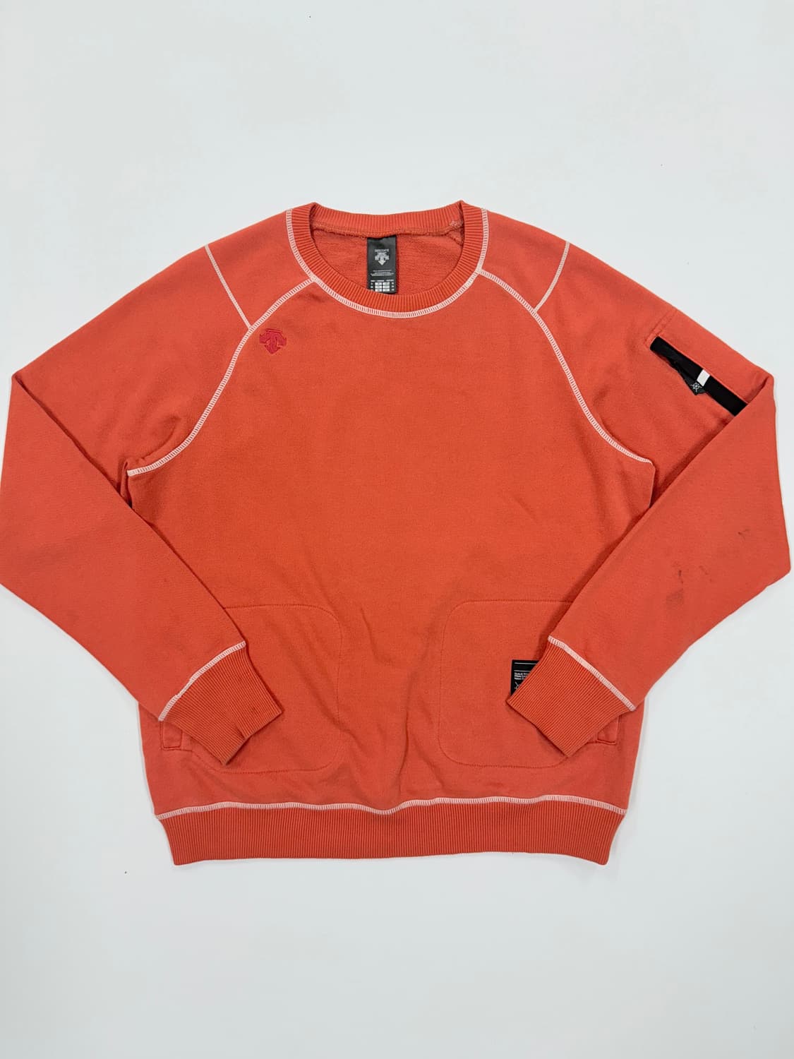 데상트 라인 포켓 맨투맨 상품이미지1