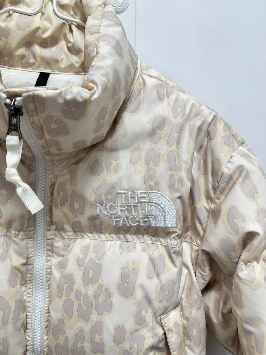 노스페이스 프린트 눕시 숏 자켓 실버 그레이 레오파드 프린트 상품이미지3