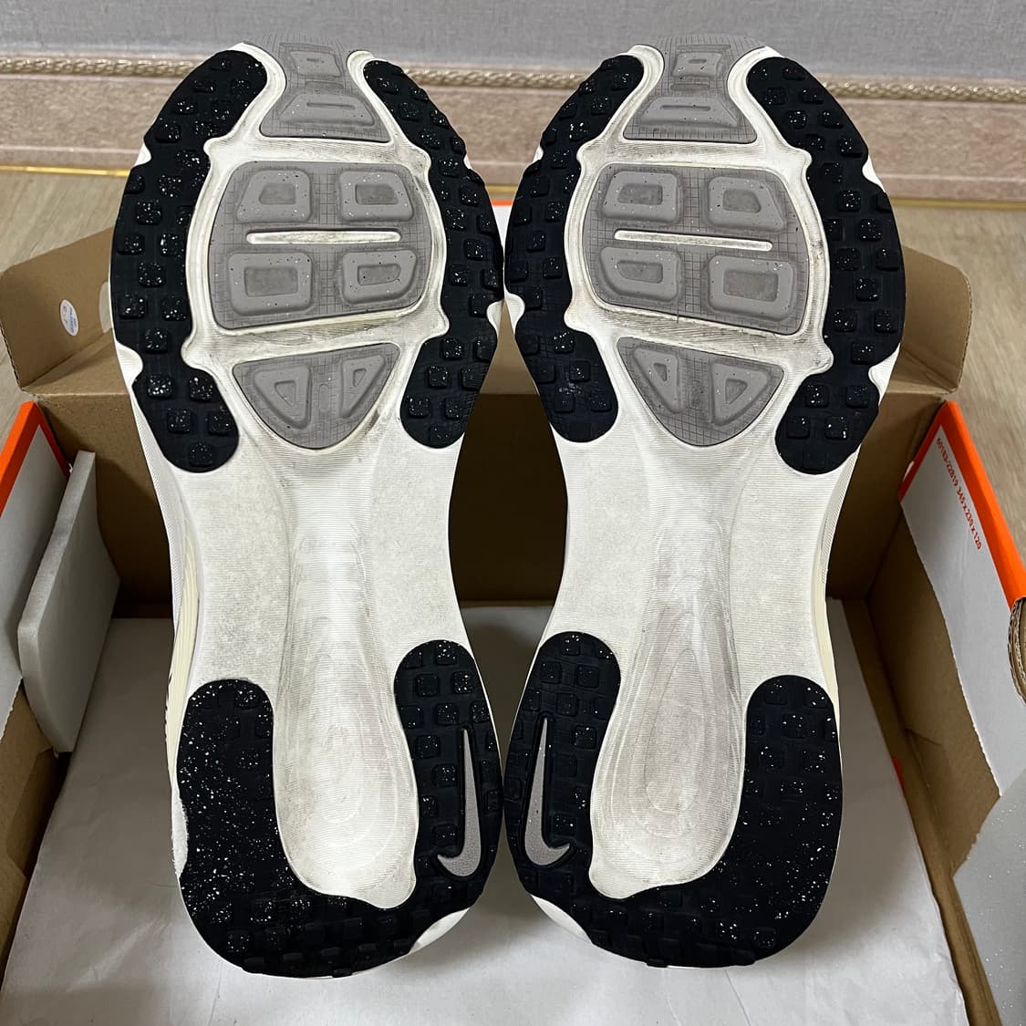 나이키 보메로 18 서밋 화이트 코코넛 밀크 275 상품이미지6