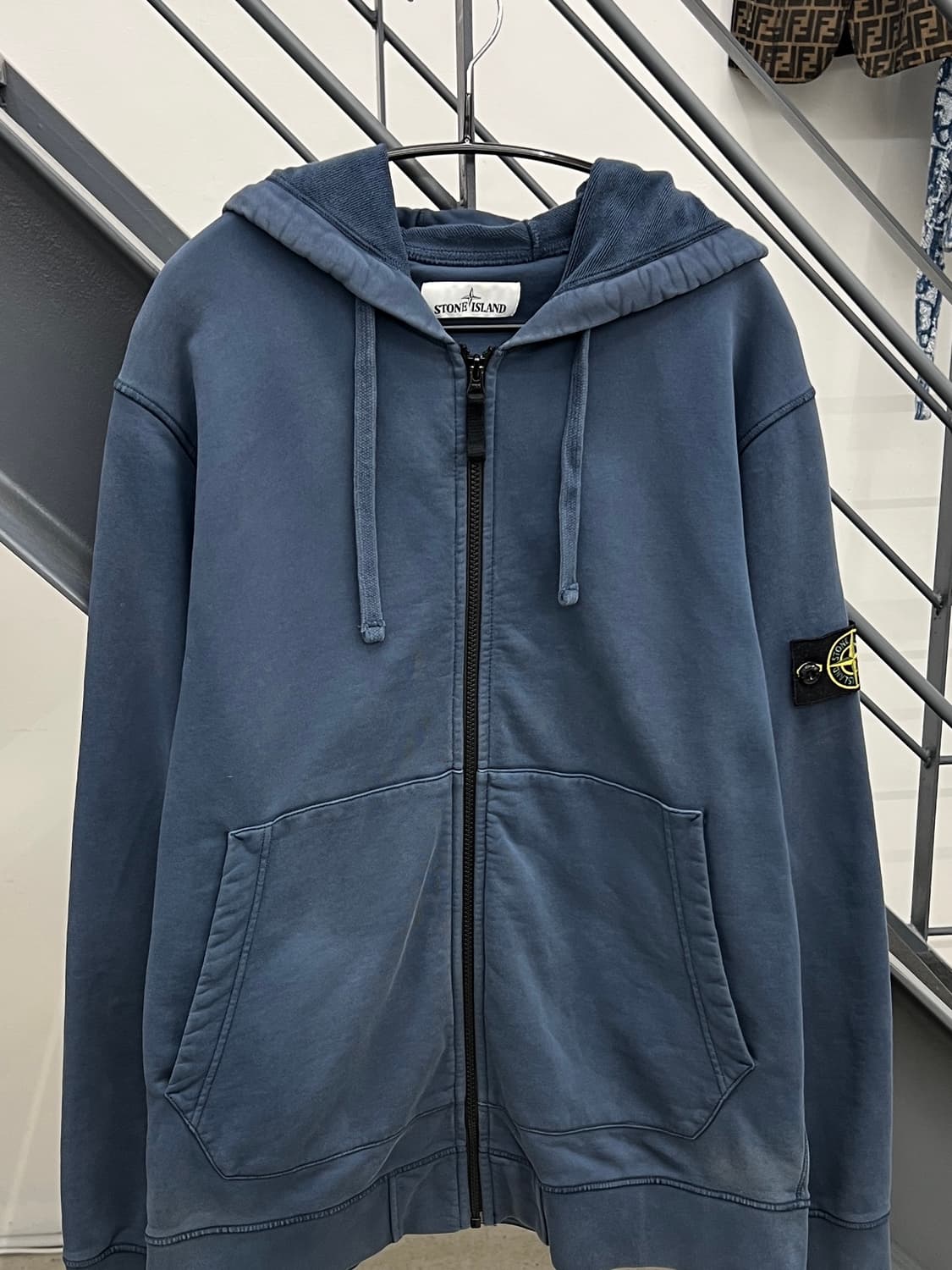 스톤아일랜드 와펜 애쉬블루 후드집업 상품이미지2