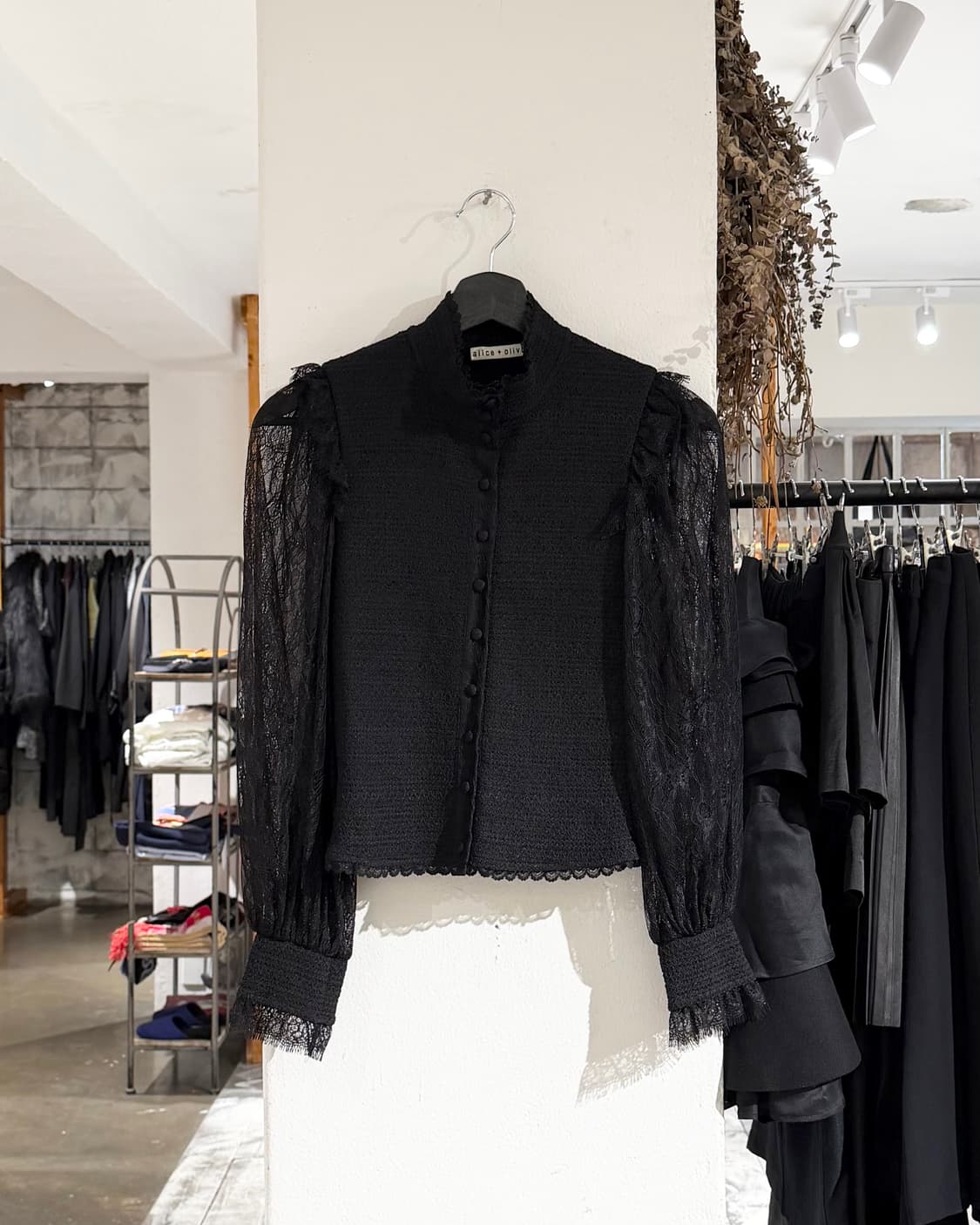 앨리스앤올리비아 블랙 레이스 블라우스  상품이미지1