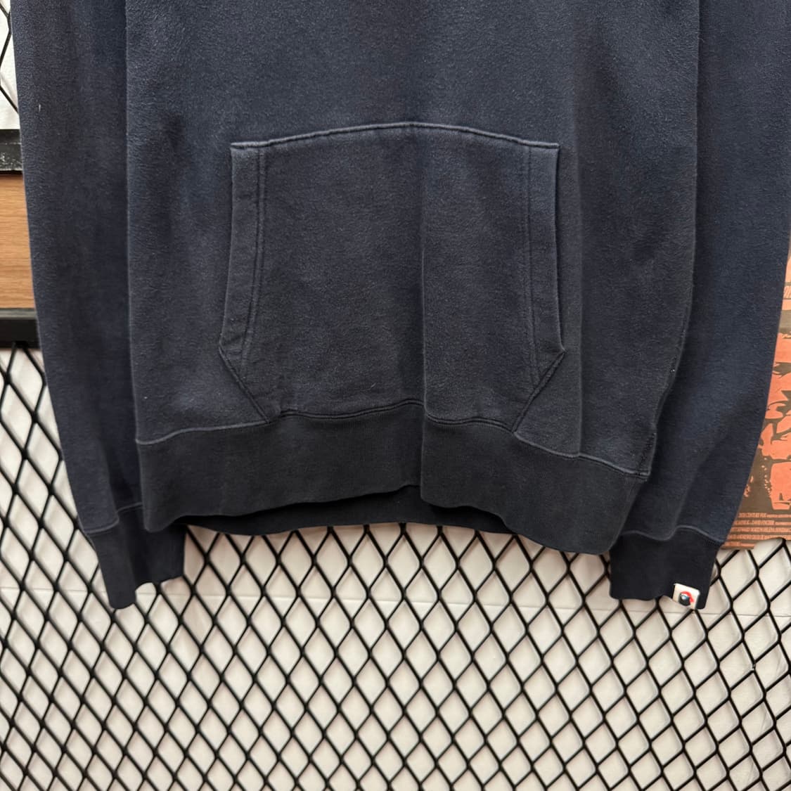 베이프 파이럿 스토어 후드티 후면 빅로고 포인트 네이비 상품이미지4