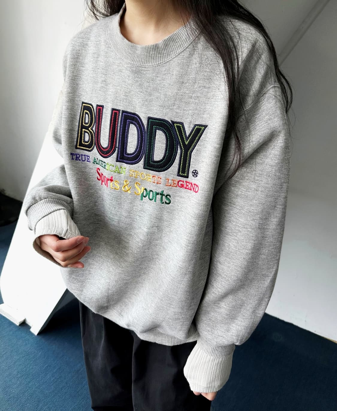 Design patch crew neck sweat P/O 상품이미지3