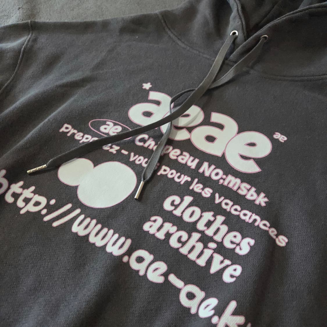 aeae 두들 웹 로고 크롭 후드티 차콜 상품이미지6