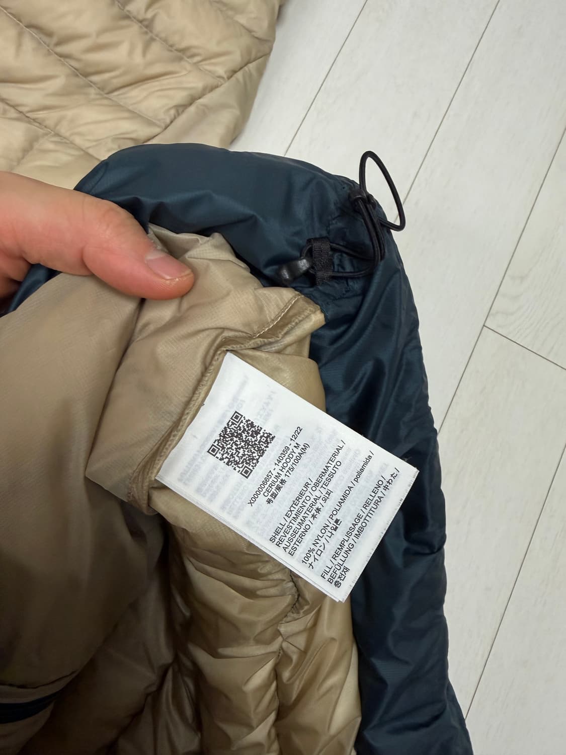 아크테릭스 세륨 후디 M 사이즈   상태 8.5/10  오른팔 중간 실밥 상품이미지5