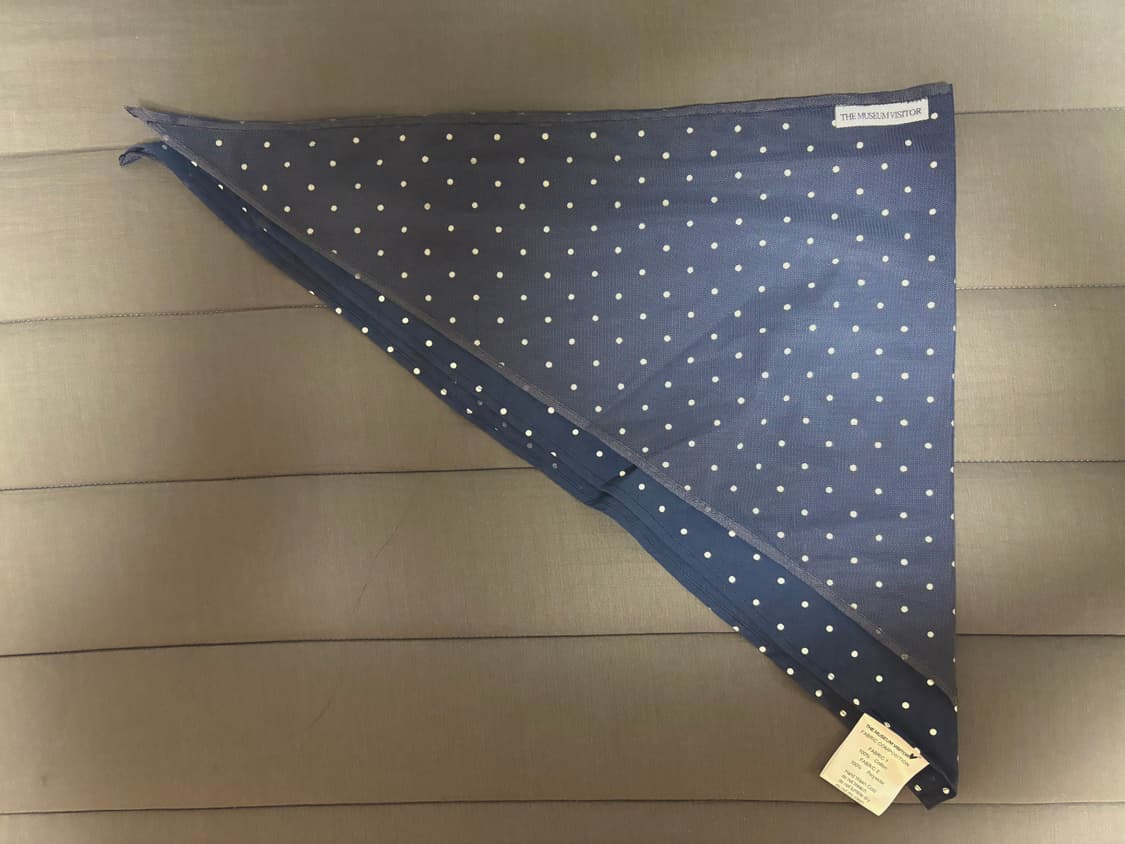 더뮤지엄비지터 도트 스카프 네이비 상품이미지2