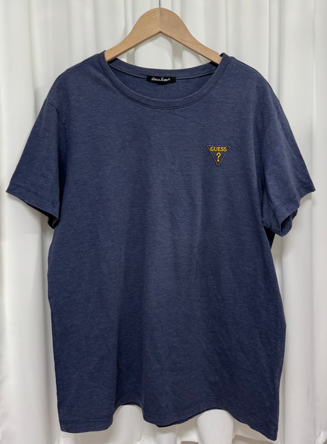 게스 진스 삼각로고 자수 반팔 티 상품이미지1