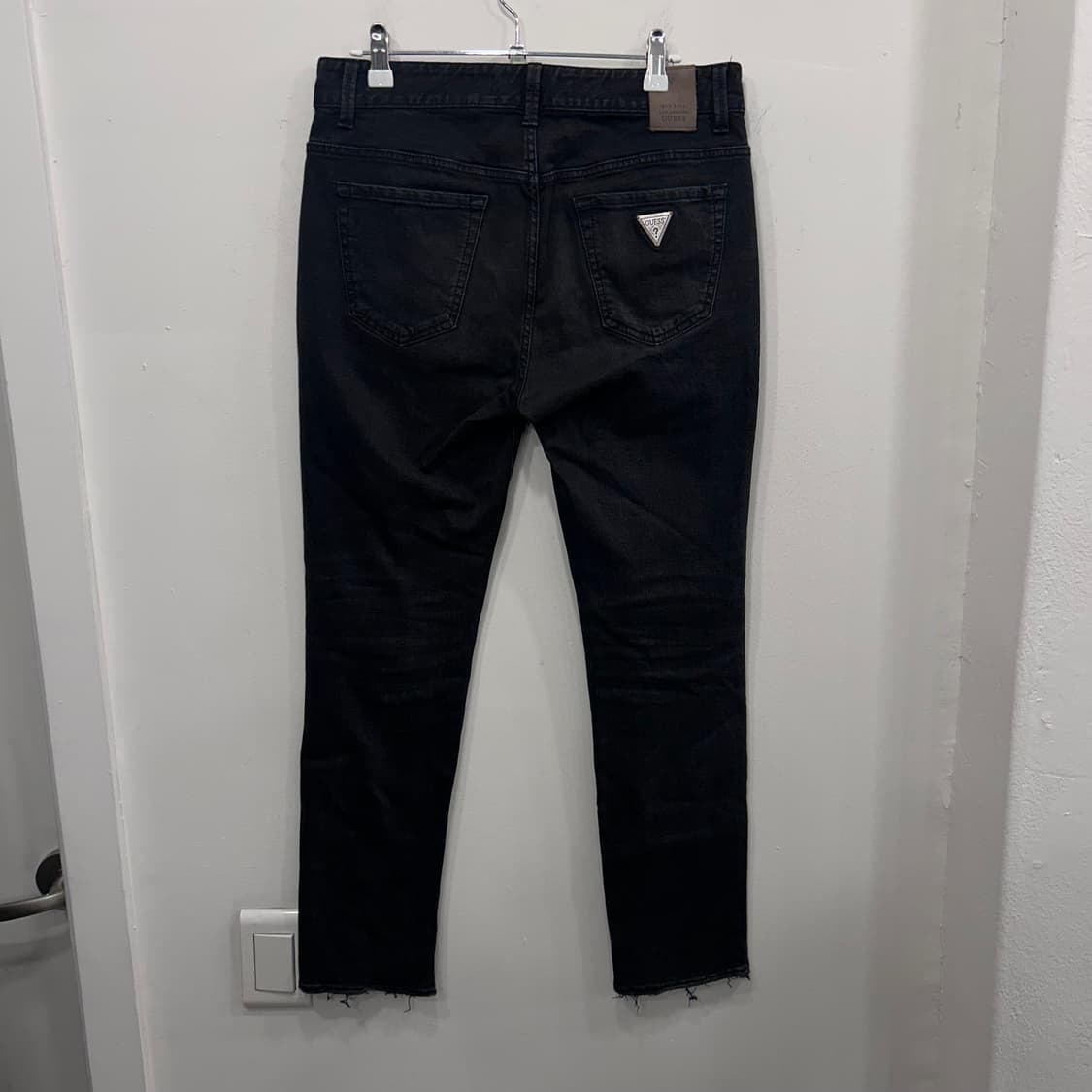 게스 슬림핏 은장 로고 절개 흑청 데님팬츠 상품이미지5