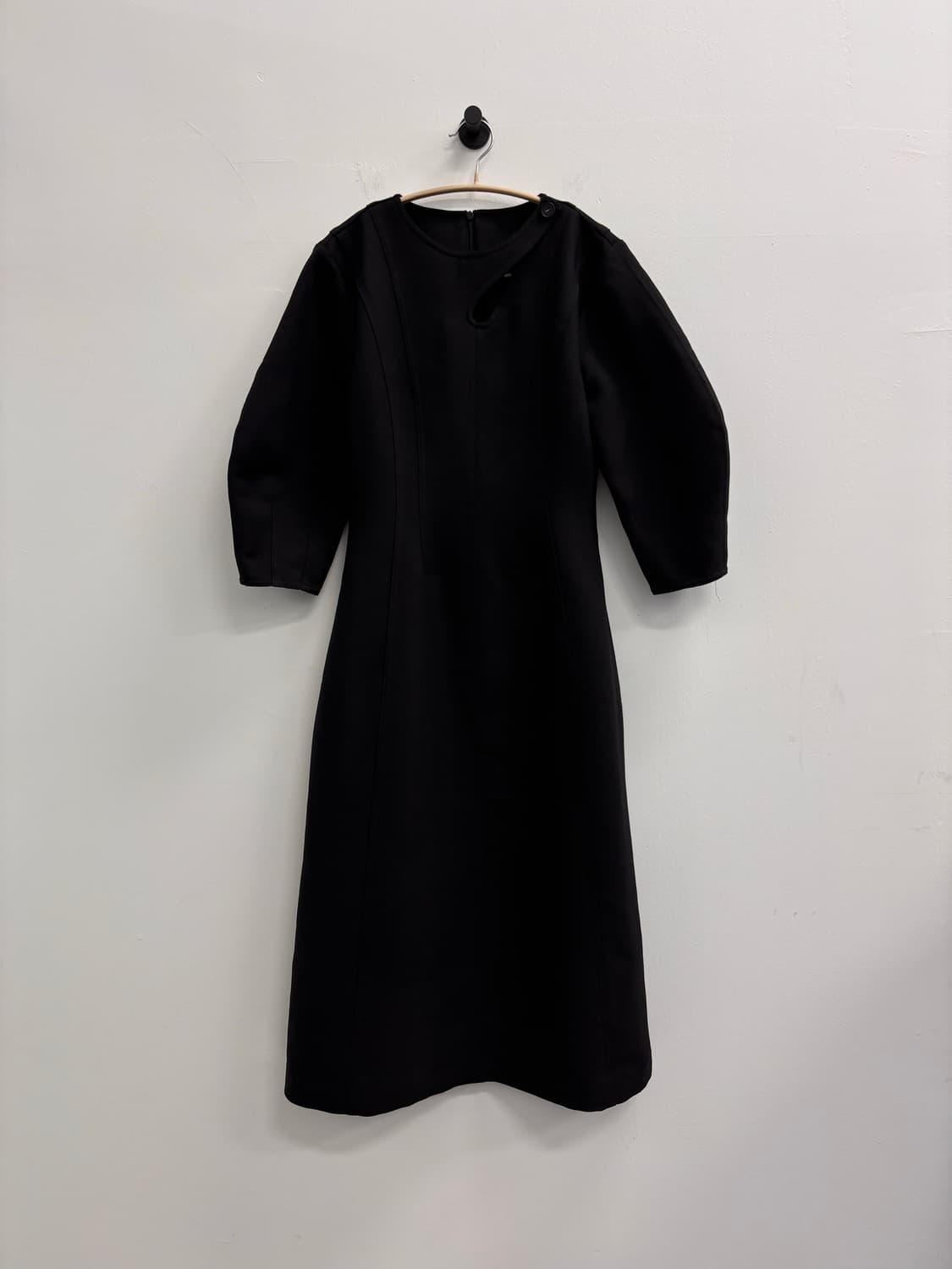 해 바이 해킴 컷아웃 디테일 볼륨 슬리브 드레스 블랙 상품이미지1