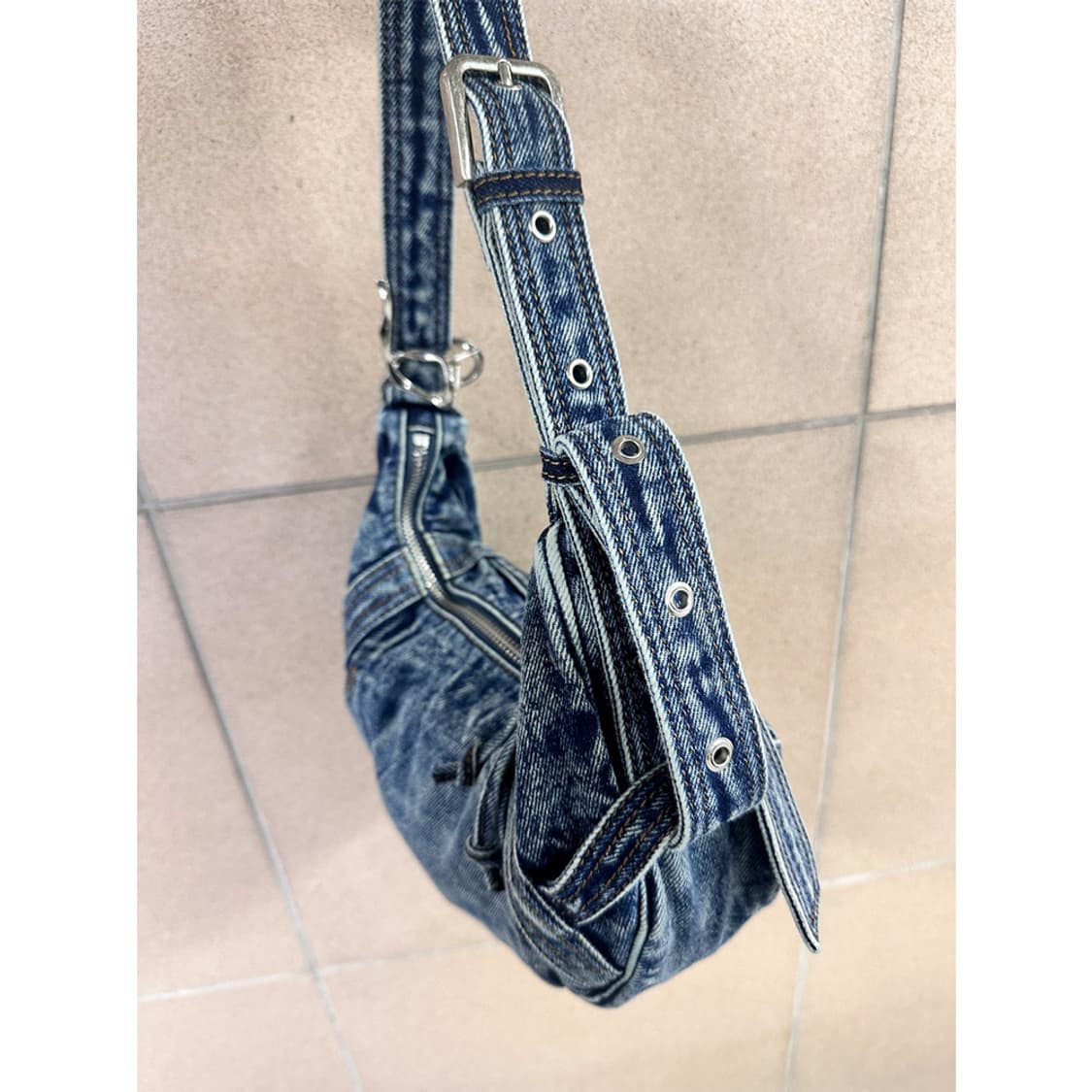 {새상품}마뗑킴 워시드 데님 미니 호보백 블랙 마땡킴 상품이미지3